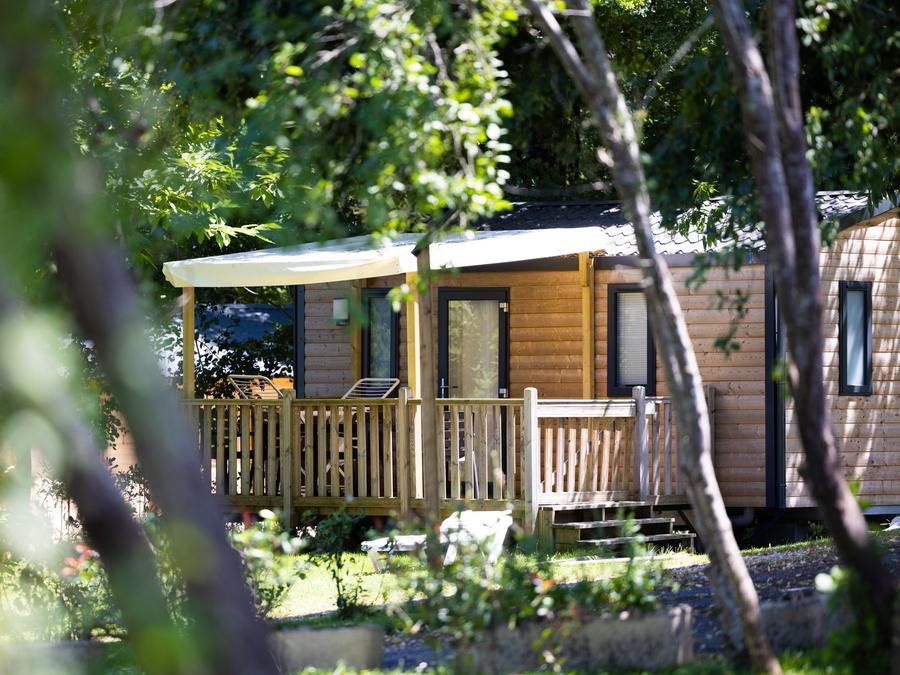 Camping Pas Cher vous présente avec son site Officiel campingpascher.fr, le Camping Le Domaine Du Bois Coquet classé 3 étoiles, situé sur la commune de La Douze dans le département Dordogne (Aquitaine) en France. Le camping Le Domaine Du Bois Coquet, vous présente un hébergement de type mobil-home de 23 m² pour 4 personnes et télévision. Le camping Le Domaine Du Bois Coquet vous propose du jeudi 25 juin au jeudi 02 juillet 2026, en promotion à -8% pour 7 nuits à 311,66 € au lieu de 339,0 € soit une Économie de 27,34 €. Cette location propose 27 dates différentes pour réserver votre séjour. Découvrez également les 8 autres gammes d'hébergements du camping. Les Avis clients pour le Camping Le Domaine Du Bois Coquet sont excellents avec une note moyenne de 9 sur 10. Étang, Piscine chauffée, Piscine extérieure, Animation enfants, Animations familiales, Aire de jeux enfants, Centre équestre, Golf, Ping-pong, Pétanque, Randonnée, Structure gonflable enfants, Terrain de volley-ball, Tir à l’arc, Bar, Bureau de tabac, Dépôt de pain, Restaurant, Snack/Bar, Supermarché, Épicerie,... En savoir plus : cliquez-ICI.