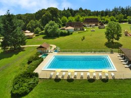 Camping Pas Cher vous présente avec son site Officiel campingpascher.fr, le Camping Le Domaine Du Bois Coquet classé 3 étoiles, situé sur la commune de La Douze dans le département Dordogne (Aquitaine) en France. Le camping Le Domaine Du Bois Coquet, vous présente un hébergement de type maison de 35 m² pour 4 personnes et télévision. Le camping Le Domaine Du Bois Coquet vous propose du jeudi 25 juin au jeudi 02 juillet 2026, en promotion à -8% pour 7 nuits à 320,80 € au lieu de 349,0 € soit une Économie de 28,20 €. Cette location propose 64 dates différentes pour réserver votre séjour. Découvrez également les 8 autres gammes d'hébergements du camping. Les Avis clients pour le Camping Le Domaine Du Bois Coquet sont excellents avec une note moyenne de 9 sur 10. Étang, Piscine chauffée, Piscine extérieure, Animation enfants, Animations familiales, Aire de jeux enfants, Centre équestre, Golf, Ping-pong, Pétanque, Randonnée, Structure gonflable enfants, Terrain de volley-ball, Tir à l’arc, Bar, Bureau de tabac, Dépôt de pain, Restaurant, Snack/Bar, Supermarché, Épicerie,... En savoir plus : cliquez-ICI.