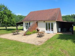 Camping Pas Cher vous présente avec son site Officiel campingpascher.fr, le Camping Domaine Du Bois Coquet classé 3 étoiles, situé sur la commune de La Douze dans le département Dordogne (Aquitaine) en France. Le camping Domaine Du Bois Coquet, vous présente un hébergement de type maison de 35 m² pour 4 personnes et télévision. Le camping Domaine Du Bois Coquet vous propose du sam. 18 avril au sam. 25 avril 2026 pour 7 nuits à 339€. Cette location propose 131 dates différentes pour réserver votre séjour. Découvrez également les 8 autres gammes d'hébergements du camping. Les Avis clients pour le Camping Domaine Du Bois Coquet sont excellents avec une note moyenne de 9 sur 10. Étang, Piscine chauffée, Piscine extérieure, Animation enfants, Animations familiales, Aire de jeux enfants, Centre équestre, Golf, Ping-pong, Pétanque, Randonnée, Structure gonflable enfants, Terrain de volley-ball, Tir à l’arc, Bar, Bureau de tabac, Dépôt de pain, Restaurant, Snack/Bar, Supermarché, Épicerie,... En savoir plus : cliquez-ICI.