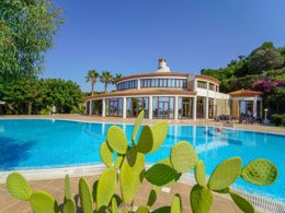 Camping Pas Cher vous présente avec son site Officiel campingpascher.fr, le Camping Villaggio Marco Polo classé 3 étoiles, situé sur la commune de Ricadi dans le département Vibo Valentia (Calabre) en Italie. Le camping Villaggio Marco Polo vous propose un hébergement de type appartement de 30 m². L'établissement vous propose 4 autres types d'hébergements. Découvrez tous nos séjours à petits prix dans la commune et aux alentours de Ricadi du département : Vibo Valentia (Calabre). Piscine extérieure, Animation enfants, Animations familiales, Centre équestre, Court de tennis, Golf, Terrain de football, Bar, Boulangerie, Restaurant,... En savoir plus : cliquez-ICI.