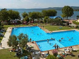 Camping Pas Cher vous présente avec son site Officiel campingpascher.fr, le Camping Lido Village, situé sur la commune de Bolsena dans le département Viterbe (Latium) en Italie. Le camping Lido Village, vous présente un hébergement de type mobil-home de 24 m² pour 2 personnes avec climatisation. Le camping Lido Village vous propose du vendredi 05 juin au vendredi 12 juin 2026 avec un DÉPART DEMAIN pour 7 nuits à 700€. Cette location propose 39 dates différentes pour réserver votre séjour. Découvrez également les 4 autres gammes d'hébergements du camping. Lac, Piscine extérieure, Animations familiales, Club enfants, Aire de jeux enfants, Baby-foot, Court de tennis, Piscine, Pétanque, Terrain de football, Bar, Pizzeria, Plats à emporter, Épicerie,... En savoir plus : cliquez-ICI.