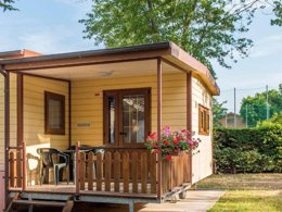 Camping Pas Cher vous présente avec son site Officiel campingpascher.fr, le Camping Lido Village, situé sur la commune de Bolsena dans le département Viterbe (Latium) en Italie. Le camping Lido Village, vous présente un hébergement de type mobil-home de 34 m² pour 2 personnes avec climatisation. Le camping Lido Village vous propose du sam. 18 avril au sam. 25 avril 2026 pour 7 nuits à 700€. Cette location propose 105 dates différentes pour réserver votre séjour. Découvrez également les 4 autres gammes d'hébergements du camping. Lac, Piscine extérieure, Animations familiales, Club enfants, Aire de jeux enfants, Baby-foot, Court de tennis, Piscine, Pétanque, Terrain de football, Bar, Pizzeria, Plats à emporter, Épicerie,... En savoir plus : cliquez-ICI.