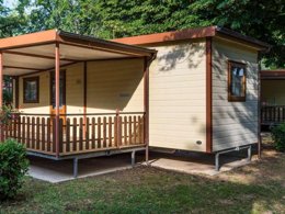 Camping Pas Cher vous présente avec son site Officiel campingpascher.fr, le Camping Lido Village, situé sur la commune de Bolsena dans le département Viterbe (Latium) en Italie. Le camping Lido Village, vous présente un hébergement de type mobil-home de 24 m² pour 2 personnes avec climatisation. Le camping Lido Village vous propose du sam. 18 avril au sam. 25 avril 2026 pour 7 nuits à 700€. Cette location propose 105 dates différentes pour réserver votre séjour. Découvrez également les 4 autres gammes d'hébergements du camping. Lac, Piscine extérieure, Animations familiales, Club enfants, Aire de jeux enfants, Baby-foot, Court de tennis, Piscine, Pétanque, Terrain de football, Bar, Pizzeria, Plats à emporter, Épicerie,... En savoir plus : cliquez-ICI.