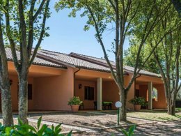 Camping Pas Cher vous présente avec son site Officiel campingpascher.fr, le Camping Lido Village, situé sur la commune de Bolsena dans le département Viterbe (Latium) en Italie. Le camping Lido Village, vous présente un hébergement de type chalet de 25 m² pour 2 personnes avec climatisation. Le camping Lido Village vous propose du sam. 18 avril au sam. 25 avril 2026 pour 7 nuits à 840€. Cette location propose 105 dates différentes pour réserver votre séjour. Découvrez également les 4 autres gammes d'hébergements du camping. Lac, Piscine extérieure, Animations familiales, Club enfants, Aire de jeux enfants, Baby-foot, Court de tennis, Piscine, Pétanque, Terrain de football, Bar, Pizzeria, Plats à emporter, Épicerie,... En savoir plus : cliquez-ICI.