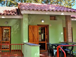 Camping Pas Cher vous présente avec son site Officiel campingpascher.fr, le Camping Lido Village, situé sur la commune de Bolsena dans le département Viterbe (Latium) en Italie. Le camping Lido Village, vous présente un hébergement de type bungalow de 28 m². Le camping Lido Village vous propose du sam. 18 avril au sam. 25 avril 2026 pour 7 nuits à 630€. Cette location propose 105 dates différentes pour réserver votre séjour. Découvrez également les 4 autres gammes d'hébergements du camping. Lac, Piscine extérieure, Animations familiales, Club enfants, Aire de jeux enfants, Baby-foot, Court de tennis, Piscine, Pétanque, Terrain de football, Bar, Pizzeria, Plats à emporter, Épicerie,... En savoir plus : cliquez-ICI.