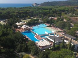 Camping Pas Cher vous présente avec son site Officiel campingpascher.fr, le Camping Village Rocchette classé 3 étoiles, situé sur la commune de Castiglione Della Pescaia dans le département Grosseto (Toscane) en Italie. Le camping Village Rocchette, vous présente un hébergement de type tente en toile et bois de 14 m². Le camping Village Rocchette vous propose du lundi 06 avril au lundi 13 avril 2026 pour 7 nuits à 235.2€. Cette location propose 159 dates différentes pour réserver votre séjour. Découvrez également les 4 autres gammes d'hébergements du camping. Piscine extérieure, Animations familiales, Club enfants, Aire de jeux enfants, Canoë-kayak, Paddle, Parcours sportif, Ping-pong, Pédalo, Terrain de beach-volley, Terrain de football, Bar, Dépôt de pain, Pizzeria, Restaurant, Épicerie,... En savoir plus : cliquez-ICI.