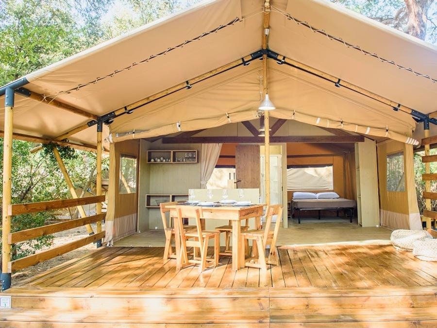 Camping Pas Cher vous présente avec son site Officiel campingpascher.fr, le Camping Maremma Sans Souci classé 3 étoiles, situé sur la commune de Castiglione Della Pescaia dans le département Grosseto (Toscane) en Italie. Le camping Maremma Sans Souci vous propose un hébergement de type tente en toile et bois de 40 m² pour 2 personnes. L'établissement vous propose 5 autres types d'hébergements. Découvrez tous nos séjours à petits prix dans la commune et aux alentours de Castiglione Della Pescaia du département : Grosseto (Toscane). Mer, Club enfants, Aire de jeux enfants, Centre équestre, Court de tennis, Cyclisme, Plongée, Randonnée, Surf, Voile, kiteSurf, Bar, Pizzeria, Plats à emporter, Épicerie,... En savoir plus : cliquez-ICI.