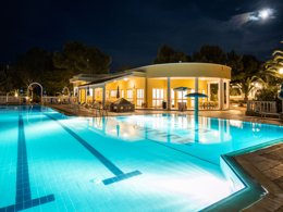 Camping Pas Cher vous présente avec son site Officiel campingpascher.fr, le Camping Village Piano Grande classé 3 étoiles, situé sur la commune de Vieste dans le département Foggia (Pouilles) en Italie. Le camping Village Piano Grande vous propose un hébergement de type appartement de 20 m² pour 2 personnes avec climatisation (télévision). L'établissement vous propose 2 autres types d'hébergements. Découvrez tous nos séjours à petits prix dans la commune et aux alentours de Vieste du département : Foggia (Pouilles). Piscine extérieure, Animations familiales, Club enfants, Aire de jeux enfants, Court de tennis, Pétanque, Surf, Terrain de football, Bar, Pizzeria, Plats à emporter, Supermarché,... En savoir plus : cliquez-ICI.