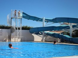 Camping Pas Cher vous présente avec son site Officiel campingpascher.fr, le Camping La Brise classé 3 étoiles, situé sur la commune de Saintes Maries De La Mer dans le département Bouches-du-rhône (Provence Alpes Côte D'azur) en France. Le camping La Brise vous propose un hébergement de type mobil-home de 23 m². L'établissement vous propose 11 autres types d'hébergements. Découvrez tous nos séjours à petits prix dans la commune et aux alentours de Saintes Maries De La Mer du département : Bouches-du-rhône (Provence Alpes Côte D'azur). Les Avis clients pour le Camping La Brise sont excellents avec une note moyenne de 8 sur 10. Piscine extérieure, Animations familiales, Club enfants, Aire de jeux enfants, Pétanque, Terrain multisports, Bar, Plats à emporter, Snack/Bar, Supermarché, Épicerie,... En savoir plus : cliquez-ICI.