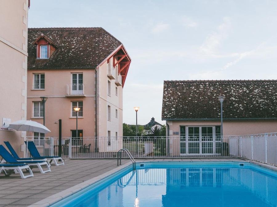Camping Pas Cher vous présente avec son site Officiel campingpascher.fr, la Résidence Appart'hôtel Roche-Posay classé 3 étoiles, située sur la commune de La Roche Posay dans le département Vienne (Poitou Charentes) en France. La résidence Appart'hôtel Roche-Posay, vous présente un hébergement de type studio de 30 m² et télévision. La résidence Appart'hôtel Roche-Posay vous propose du sam. 17 octobre au sam. 24 octobre 2026 pour 7 nuits à 343€. Cette location propose 144 dates différentes pour réserver votre séjour. Découvrez également les 4 autres gammes d'hébergements de la résidence. Les Avis clients pour la Résidence Appart'hôtel Roche-Posay sont de 7 sur 10. Piscine chauffée, Piscine extérieure, Aire de jeux enfants, Centre équestre, Court de tennis, Cyclisme, Golf, Ping-pong, Boulangerie, Supermarché,... En savoir plus : cliquez-ICI.