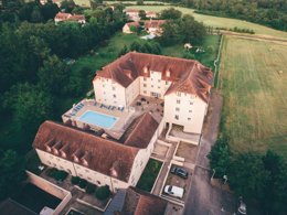 Camping Pas Cher vous présente avec son site Officiel campingpascher.fr, la Résidence Appart'hôtel Roche-Posay classé 3 étoiles, située sur la commune de La Roche Posay dans le département Vienne (Poitou Charentes) en France. La résidence Appart'hôtel Roche-Posay, vous présente un hébergement de type studio de 25 m² et télévision. La résidence Appart'hôtel Roche-Posay vous propose du lundi 19 octobre au lundi 26 octobre 2026 pour 7 nuits à 273€. Cette location propose 70 dates différentes pour réserver votre séjour. Découvrez également les 4 autres gammes d'hébergements de la résidence. Les Avis clients pour la Résidence Appart'hôtel Roche-Posay sont de 7 sur 10. Piscine chauffée, Piscine extérieure, Aire de jeux enfants, Centre équestre, Court de tennis, Cyclisme, Golf, Ping-pong, Boulangerie, Supermarché,... En savoir plus : cliquez-ICI.