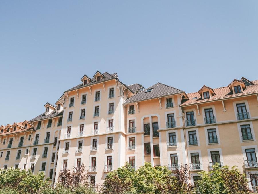Camping Pas Cher vous présente avec son site Officiel campingpascher.fr, le Camping Appart'Hôtel Le Splendid D'Allevard classé 3 étoiles, situé sur la commune de Allevard dans le département Isère (Rhône Alpes) en France. Le camping Appart'Hôtel Le Splendid D'Allevard, vous présente un hébergement de type studio de 18 m² et télévision. Le camping Appart'Hôtel Le Splendid D'Allevard vous propose du sam. 03 octobre au sam. 10 octobre 2026 pour 7 nuits à 301€. Cette location propose 207 dates différentes pour réserver votre séjour. Découvrez également les 5 autres gammes d'hébergements du camping. Les Avis clients pour le Camping Appart'Hôtel Le Splendid D'Allevard sont excellents avec une note moyenne de 9 sur 10. Centre équestre, Court de tennis, Cyclisme, Randonnée,... En savoir plus : cliquez-ICI.