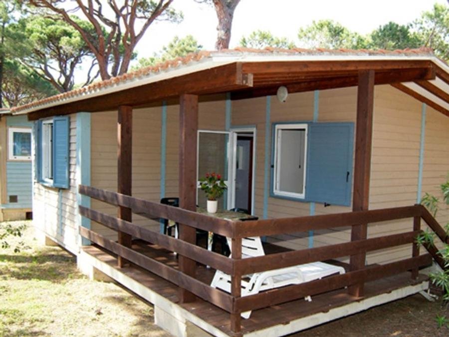 Camping Pas Cher vous présente avec son site Officiel campingpascher.fr, le Camping Village Il Sole, situé sur la commune de Marina Di Grosseto dans le département Grosseto (Toscane) en Italie. Le camping Village Il Sole, vous présente un hébergement de type bungalow de 35 m² avec climatisation. Le camping Village Il Sole vous propose du sam. 12 septembre au sam. 19 septembre 2026 pour 7 nuits à 490€. Cette location propose 4 dates différentes pour réserver votre séjour. Découvrez également les 3 autres gammes d'hébergements du camping. Piscine extérieure, Animations familiales, Club enfants, Aire de jeux enfants, Terrain de football, Bar, Boulangerie, Pizzeria, Plats à emporter, Restaurant,... En savoir plus : cliquez-ICI.