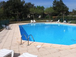 Camping Pas Cher vous présente avec son site Officiel campingpascher.fr, le Village vacances VVF Villages - Les Cigales Du Gard - Méjannes Le Clap classé 3 étoiles, situé sur la commune de Mejannes Le Clap dans le département Gard (Languedoc Roussillon) en France. Le village vacances VVF Villages - Les Cigales Du Gard - Méjannes Le Clap, vous présente un hébergement de type maison de campagne de 28 m² pour 4 personnes avec climatisation. Le village vacances VVF Villages - Les Cigales Du Gard - Méjannes Le Clap vous propose du sam. 13 juin au sam. 20 juin 2026 pour 7 nuits à 553€. Cette location propose 30 dates différentes pour réserver votre séjour. Découvrez également les 3 autres gammes d'hébergements du village vacances. Les Avis clients pour le Village vacances VVF Villages - Les Cigales Du Gard - Méjannes Le Clap sont de 7 sur 10. Lac, Piscine chauffée, Piscine extérieure, Animations familiales, Club ados, Club enfants, Aire de jeux enfants, Baby-foot, Canoë-kayak, Cyclisme, Ping-pong, Pétanque, Randonnée, Structure gonflable enfants, Terrain multisports, Bar, Boulangerie, Dépôt de pain, Plats à emporter, Restaurant, Épicerie,... En savoir plus : cliquez-ICI.