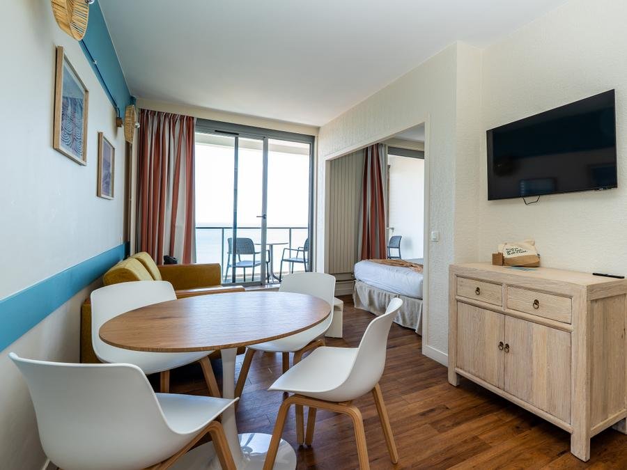 Camping Pas Cher vous présente avec son site Officiel campingpascher.fr, le Camping Hôtel & Le Grand Large classé 3 étoiles, situé sur la commune de Biarritz dans le département Pyrénées-atlantiques (Aquitaine) en France. Le camping Hôtel & Le Grand Large, vous présente un hébergement de type studio de 32 m² et télévision. Le camping Hôtel & Le Grand Large vous propose du jeudi 08 octobre au jeudi 15 octobre 2026 pour 7 nuits à 798€. Cette location propose 37 dates différentes pour réserver votre séjour. Découvrez également les 7 autres gammes d'hébergements du camping. Les Avis clients pour le Camping Hôtel & Le Grand Large sont excellents avec une note moyenne de 8 sur 10. Piscine chauffée, Piscine extérieure, Cyclisme, Ping-pong, Pétanque, Randonnée, Surf,... En savoir plus : cliquez-ICI.