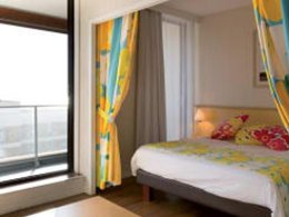 Camping Pas Cher vous présente avec son site Officiel campingpascher.fr, le Camping Hôtel & Le Grand Large classé 3 étoiles, situé sur la commune de Biarritz dans le département Pyrénées-atlantiques (Aquitaine) en France. Le camping Hôtel & Le Grand Large, vous présente un hébergement de type studio de 32 m² pour 1 personne et télévision. Le camping Hôtel & Le Grand Large vous proposeun séjour PAS CHER avec une REMISEdu vendredi 23 octobre au vendredi 30 octobre 2026, en promotion à -44% pour 7 nuits à 548,80 € au lieu de 980,0 € soit une Économie de 431,20 €. Cette location propose 139 dates différentes pour réserver votre séjour. Découvrez également les 8 autres gammes d'hébergements du camping. Les Avis clients pour le Camping Hôtel & Le Grand Large sont excellents avec une note moyenne de 8 sur 10. Piscine chauffée, Piscine extérieure, Cyclisme, Ping-pong, Pétanque, Randonnée, Surf,... En savoir plus : cliquez-ICI.