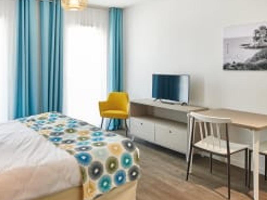 Camping Pas Cher vous présente avec son site Officiel campingpascher.fr, le Camping Les Coteaux De Jonzac classé 4 étoiles, situé sur la commune de Jonzac dans le département Charente-maritime (Poitou Charentes) en France. Le camping Les Coteaux De Jonzac, vous présente un hébergement de type studio de 25 m² pour 2 personnes et télévision. Le camping Les Coteaux De Jonzac vous propose du vendredi 04 décembre au vendredi 11 décembre 2026 pour 7 nuits à 336€. Cette location propose 256 dates différentes pour réserver votre séjour. Découvrez également les 3 autres gammes d'hébergements du camping. Les Avis clients pour le Camping Les Coteaux De Jonzac sont excellents avec une note moyenne de 8 sur 10. Cyclisme, Randonnée, Restaurant,... En savoir plus : cliquez-ICI.