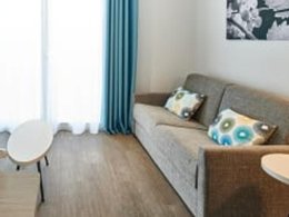 Camping Pas Cher vous présente avec son site Officiel campingpascher.fr, le Camping Les Coteaux De Jonzac classé 4 étoiles, situé sur la commune de Jonzac dans le département Charente-maritime (Poitou Charentes) en France. Le camping Les Coteaux De Jonzac, vous présente un hébergement de type appartement de 35 m² pour 4 personnes et télévision. Le camping Les Coteaux De Jonzac vous proposeun séjour PAS CHER avec une REMISEdu dimanche 28 juin au dimanche 05 juillet 2026, en promotion à -44% pour 7 nuits à 536,90 € au lieu de 958,75 € soit une Économie de 421,85 €. Cette location propose 312 dates différentes pour réserver votre séjour. Découvrez également les 3 autres gammes d'hébergements du camping. Les Avis clients pour le Camping Les Coteaux De Jonzac sont excellents avec une note moyenne de 8 sur 10. Cyclisme, Randonnée, Restaurant,... En savoir plus : cliquez-ICI.