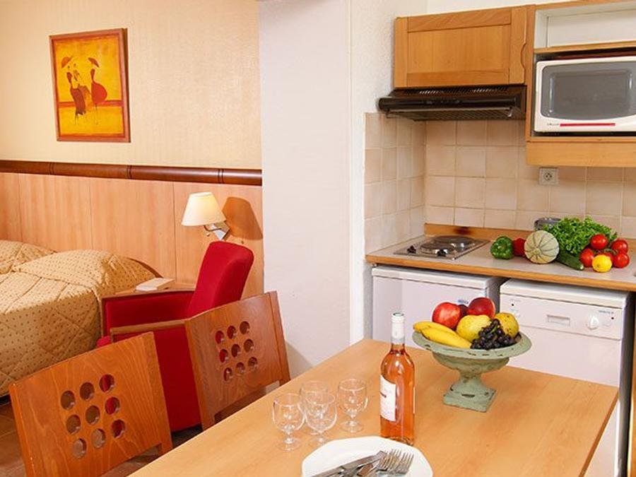 Camping Pas Cher vous présente avec son site Officiel campingpascher.fr, la Résidence Le Méditerranée classé 3 étoiles, située sur la commune de Saint Raphaël dans le département Var (Provence Alpes Côte D'azur) en France. La résidence Le Méditerranée, vous présente un hébergement de type studio de 35 m² pour 4 personnes avec climatisation et télévision. La résidence Le Méditerranée vous propose du vendredi 11 décembre au vendredi 18 décembre 2026 pour 7 nuits à 623€. Cette location propose 31 dates différentes pour réserver votre séjour. Découvrez également les 8 autres gammes d'hébergements de la résidence. Les Avis clients pour la Résidence Le Méditerranée sont excellents avec une note moyenne de 9 sur 10. Mer, Piscine chauffée, Piscine couverte, Cyclisme, Escalade, Golf, Ping-pong, Piscine, Plongée, Pétanque, Surf, Supermarché,... En savoir plus : cliquez-ICI.
