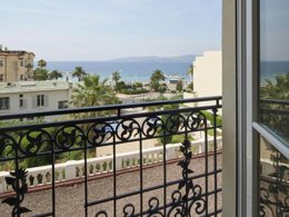 Camping Pas Cher vous présente avec son site Officiel campingpascher.fr, la Résidence Le Méditerranée classé 3 étoiles, située sur la commune de Saint Raphaël dans le département Var (Provence Alpes Côte D'azur) en France. La résidence Le Méditerranée, vous présente un hébergement de type studio de 23 m² pour 2 personnes avec climatisation et télévision. La résidence Le Méditerranée vous propose du vendredi 06 novembre au vendredi 13 novembre 2026, en promotion à -27% pour 7 nuits à 579,60 € au lieu de 805,0 € soit une Économie de 225,40 €. Cette location propose 47 dates différentes pour réserver votre séjour. Découvrez également les 8 autres gammes d'hébergements de la résidence. Les Avis clients pour la Résidence Le Méditerranée sont excellents avec une note moyenne de 9 sur 10. Mer, Piscine chauffée, Piscine couverte, Cyclisme, Escalade, Golf, Ping-pong, Piscine, Plongée, Pétanque, Surf, Supermarché,... En savoir plus : cliquez-ICI.