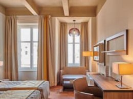 Camping Pas Cher vous présente avec son site Officiel campingpascher.fr, la Résidence Le Méditerranée classé 3 étoiles, située sur la commune de Saint Raphaël dans le département Var (Provence Alpes Côte D'azur) en France. La résidence Le Méditerranée, vous présente un hébergement de type appartement de 40 m² avec climatisation et télévision. La résidence Le Méditerranée vous propose du vendredi 06 novembre au vendredi 13 novembre 2026, en promotion à -27% pour 7 nuits à 674,10 € au lieu de 936,25 € soit une Économie de 262,15 €. Cette location propose 32 dates différentes pour réserver votre séjour. Découvrez également les 8 autres gammes d'hébergements de la résidence. Les Avis clients pour la Résidence Le Méditerranée sont excellents avec une note moyenne de 9 sur 10. Mer, Piscine chauffée, Piscine couverte, Cyclisme, Escalade, Golf, Ping-pong, Piscine, Plongée, Pétanque, Surf, Supermarché,... En savoir plus : cliquez-ICI.