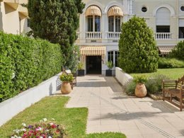 Camping Pas Cher vous présente avec son site Officiel campingpascher.fr, la Résidence Le Méditerranée classé 3 étoiles, située sur la commune de Saint Raphaël dans le département Var (Provence Alpes Côte D'azur) en France. La résidence Le Méditerranée, vous présente un hébergement de type appartement de 40 m² avec climatisation et télévision. La résidence Le Méditerranée vous propose du vendredi 06 novembre au vendredi 13 novembre 2026, en promotion à -27% pour 7 nuits à 674,10 € au lieu de 936,25 € soit une Économie de 262,15 €. Cette location propose 32 dates différentes pour réserver votre séjour. Découvrez également les 8 autres gammes d'hébergements de la résidence. Les Avis clients pour la Résidence Le Méditerranée sont excellents avec une note moyenne de 9 sur 10. Mer, Piscine chauffée, Piscine couverte, Cyclisme, Escalade, Golf, Ping-pong, Piscine, Plongée, Pétanque, Surf, Supermarché,... En savoir plus : cliquez-ICI.