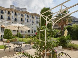 Camping Pas Cher vous présente avec son site Officiel campingpascher.fr, la Résidence Le Méditerranée classé 3 étoiles, située sur la commune de Saint Raphaël dans le département Var (Provence Alpes Côte D'azur) en France. La résidence Le Méditerranée, vous présente un hébergement de type studio de 17 m² pour 2 personnes avec climatisation et télévision. La résidence Le Méditerranée vous propose du vendredi 06 novembre au vendredi 13 novembre 2026, en promotion à -28% pour 7 nuits à 428,40 € au lieu de 595,0 € soit une Économie de 166,60 €. Cette location propose 76 dates différentes pour réserver votre séjour. Découvrez également les 8 autres gammes d'hébergements de la résidence. Les Avis clients pour la Résidence Le Méditerranée sont excellents avec une note moyenne de 9 sur 10. Mer, Piscine chauffée, Piscine couverte, Cyclisme, Escalade, Golf, Ping-pong, Piscine, Plongée, Pétanque, Surf, Supermarché,... En savoir plus : cliquez-ICI.