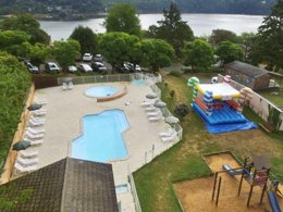 Camping Pas Cher vous présente avec son site Officiel campingpascher.fr, le Village vacances VVF Villages - Les Bords Du Lac - Eguzon-Chantôme classé 3 étoiles, situé sur la commune de Eguzon Chantome dans le département Indre (Centre Val De Loire) en France. Le village vacances VVF Villages - Les Bords Du Lac - Eguzon-Chantôme, vous présente un hébergement de type maison de campagne de 33 m² pour 4 personnes et télévision. Le village vacances VVF Villages - Les Bords Du Lac - Eguzon-Chantôme vous propose du sam. 20 juin au sam. 27 juin 2026 pour 7 nuits à 420€. Cette location propose 72 dates différentes pour réserver votre séjour. Découvrez également les 4 autres gammes d'hébergements du village vacances. Les Avis clients pour le Village vacances VVF Villages - Les Bords Du Lac - Eguzon-Chantôme sont de 7 sur 10. LacRivièreÉtang, Piscine chauffée, Piscine extérieure, Animations familiales, Club ados, Club enfants, Aire de jeux enfants, Baby-foot, Canoë-kayak, Centre équestre, Cyclisme, Ping-pong, Planche à voile, Randonnée, Salle de jeux vidéo, Ski nautique, Terrain de volley-ball, Voile, Boulangerie, Bureau de tabac, Station-service, Supermarché,... En savoir plus : cliquez-ICI.