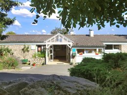 Camping Pas Cher vous présente avec son site Officiel campingpascher.fr, le Village vacances VVF Villages - Les Bords Du Lac - Eguzon-Chantôme classé 3 étoiles, situé sur la commune de Eguzon Chantome dans le département Indre (Centre Val De Loire) en France. Le village vacances VVF Villages - Les Bords Du Lac - Eguzon-Chantôme, vous présente un hébergement de type maison de campagne de 33 m² pour 4 personnes et télévision. Le village vacances VVF Villages - Les Bords Du Lac - Eguzon-Chantôme vous propose du sam. 20 juin au sam. 27 juin 2026, en promotion à -15% pour 7 nuits à 357 € au lieu de 420,0 € soit une Économie de 63 €. Cette location propose 73 dates différentes pour réserver votre séjour. Découvrez également les 4 autres gammes d'hébergements du village vacances. Les Avis clients pour le Village vacances VVF Villages - Les Bords Du Lac - Eguzon-Chantôme sont de 7 sur 10. LacRivièreÉtang, Piscine chauffée, Piscine extérieure, Animations familiales, Club ados, Club enfants, Aire de jeux enfants, Baby-foot, Canoë-kayak, Centre équestre, Cyclisme, Ping-pong, Planche à voile, Randonnée, Salle de jeux vidéo, Ski nautique, Terrain de volley-ball, Voile, Boulangerie, Bureau de tabac, Station-service, Supermarché,... En savoir plus : cliquez-ICI.