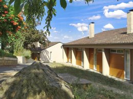 Camping Pas Cher vous présente avec son site Officiel campingpascher.fr, le Village vacances VVF Villages - Les Bords Du Lac - Eguzon-Chantôme classé 3 étoiles, situé sur la commune de Eguzon Chantome dans le département Indre (Centre Val De Loire) en France. Le village vacances VVF Villages - Les Bords Du Lac - Eguzon-Chantôme, vous présente un hébergement de type maison de campagne de 33 m² pour 5 personnes et télévision. Le village vacances VVF Villages - Les Bords Du Lac - Eguzon-Chantôme vous propose du dimanche 21 juin au dimanche 28 juin 2026, en promotion à -15% pour 7 nuits à 377,40 € au lieu de 444,0 € soit une Économie de 66,60 €. Cette location propose 73 dates différentes pour réserver votre séjour. Découvrez également les 4 autres gammes d'hébergements du village vacances. Les Avis clients pour le Village vacances VVF Villages - Les Bords Du Lac - Eguzon-Chantôme sont de 7 sur 10. LacRivièreÉtang, Piscine chauffée, Piscine extérieure, Animations familiales, Club ados, Club enfants, Aire de jeux enfants, Baby-foot, Canoë-kayak, Centre équestre, Cyclisme, Ping-pong, Planche à voile, Randonnée, Salle de jeux vidéo, Ski nautique, Terrain de volley-ball, Voile, Boulangerie, Bureau de tabac, Station-service, Supermarché,... En savoir plus : cliquez-ICI.