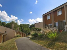 Camping Pas Cher vous présente avec son site Officiel campingpascher.fr, le Village vacances VVF Villages - Les Bords Du Lac - Eguzon-Chantôme classé 3 étoiles, situé sur la commune de Eguzon Chantome dans le département Indre (Centre Val De Loire) en France. Le village vacances VVF Villages - Les Bords Du Lac - Eguzon-Chantôme, vous présente un hébergement de type maison de campagne de 33 m² pour 6 personnes et télévision. Le village vacances VVF Villages - Les Bords Du Lac - Eguzon-Chantôme vous propose du sam. 20 juin au sam. 27 juin 2026, en promotion à -15% pour 7 nuits à 392,70 € au lieu de 462,0 € soit une Économie de 69,30 €. Cette location propose 73 dates différentes pour réserver votre séjour. Découvrez également les 4 autres gammes d'hébergements du village vacances. Les Avis clients pour le Village vacances VVF Villages - Les Bords Du Lac - Eguzon-Chantôme sont de 7 sur 10. LacRivièreÉtang, Piscine chauffée, Piscine extérieure, Animations familiales, Club ados, Club enfants, Aire de jeux enfants, Baby-foot, Canoë-kayak, Centre équestre, Cyclisme, Ping-pong, Planche à voile, Randonnée, Salle de jeux vidéo, Ski nautique, Terrain de volley-ball, Voile, Boulangerie, Bureau de tabac, Station-service, Supermarché,... En savoir plus : cliquez-ICI.