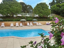 Camping Pas Cher vous présente avec son site Officiel campingpascher.fr, le Village vacances VVF Villages - Les Bords Du Lac - Eguzon-Chantôme classé 3 étoiles, situé sur la commune de Eguzon Chantome dans le département Indre (Centre Val De Loire) en France. Le village vacances VVF Villages - Les Bords Du Lac - Eguzon-Chantôme, vous présente un hébergement de type maison de campagne de 33 m² pour 5 personnes et télévision. Le village vacances VVF Villages - Les Bords Du Lac - Eguzon-Chantôme vous propose du dimanche 21 juin au dimanche 28 juin 2026, en promotion à -15% pour 7 nuits à 377,40 € au lieu de 444,0 € soit une Économie de 66,60 €. Cette location propose 73 dates différentes pour réserver votre séjour. Découvrez également les 4 autres gammes d'hébergements du village vacances. Les Avis clients pour le Village vacances VVF Villages - Les Bords Du Lac - Eguzon-Chantôme sont de 7 sur 10. LacRivièreÉtang, Piscine chauffée, Piscine extérieure, Animations familiales, Club ados, Club enfants, Aire de jeux enfants, Baby-foot, Canoë-kayak, Centre équestre, Cyclisme, Ping-pong, Planche à voile, Randonnée, Salle de jeux vidéo, Ski nautique, Terrain de volley-ball, Voile, Boulangerie, Bureau de tabac, Station-service, Supermarché,... En savoir plus : cliquez-ICI.