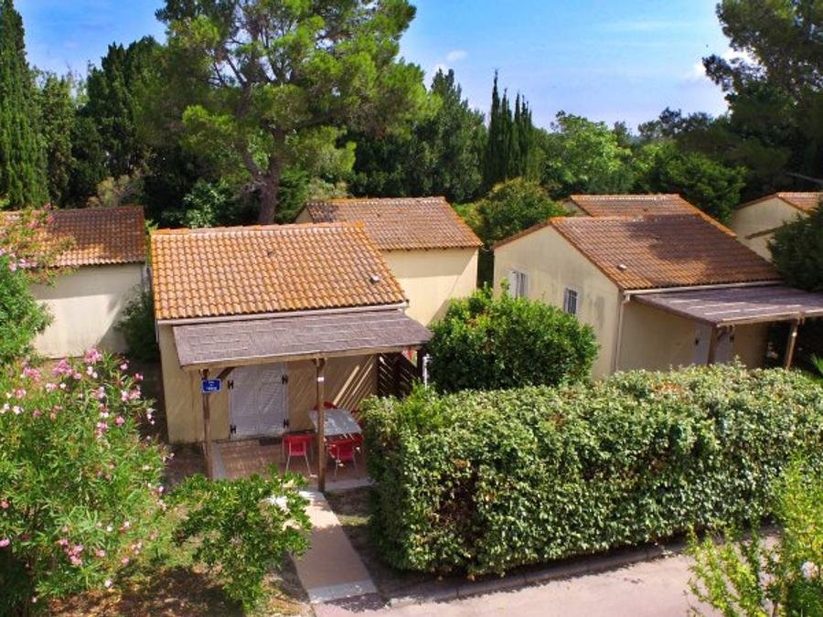 Camping Pas Cher vous présente avec son site Officiel campingpascher.fr, le Village vacances VVF Villages - Le Parc Des Salines - Sigean classé 3 étoiles, situé sur la commune de Sigean dans le département Aude (Languedoc Roussillon) en France. Le village vacances VVF Villages - Le Parc Des Salines - Sigean, vous présente un hébergement de type maison de campagne. Le village vacances VVF Villages - Le Parc Des Salines - Sigean vous propose du vendredi 05 juin au vendredi 12 juin 2026 avec un DÉPART DEMAIN pour 7 nuits à 462€. Cette location propose 70 dates différentes pour réserver votre séjour. Découvrez également les 1 autres gammes d'hébergements du village vacances. Les Avis clients pour le Village vacances VVF Villages - Le Parc Des Salines - Sigean sont excellents avec une note moyenne de 8 sur 10. Piscine chauffée, Piscine extérieure, Animations familiales, Club ados, Club enfants, Baby-foot, Canoë-kayak, Court de tennis, Cyclisme, Ping-pong, Planche à voile, Pétanque, Randonnée, Structure gonflable enfants, Terrain de volley-ball, Voile, kiteSurf, Bar, Snack/Bar, Station-service,... En savoir plus : cliquez-ICI.