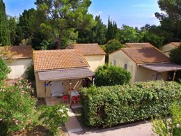 Camping Pas Cher vous présente avec son site Officiel campingpascher.fr, le Village vacances VVF Villages - Le Parc Des Salines - Sigean classé 3 étoiles, situé sur la commune de Sigean dans le département Aude (Languedoc Roussillon) en France. Le village vacances VVF Villages - Le Parc Des Salines - Sigean, vous présente un hébergement de type maison de campagne. Le village vacances VVF Villages - Le Parc Des Salines - Sigean vous propose du sam. 16 mai au sam. 23 mai 2026, en promotion à -15% pour 7 nuits à 392,70 € au lieu de 462,0 € soit une Économie de 69,30 €. Cette location propose 132 dates différentes pour réserver votre séjour. Découvrez également les 1 autres gammes d'hébergements du village vacances. Les Avis clients pour le Village vacances VVF Villages - Le Parc Des Salines - Sigean sont excellents avec une note moyenne de 8 sur 10. Piscine chauffée, Piscine extérieure, Animations familiales, Club ados, Club enfants, Baby-foot, Canoë-kayak, Court de tennis, Cyclisme, Ping-pong, Planche à voile, Pétanque, Randonnée, Structure gonflable enfants, Terrain de volley-ball, Voile, kiteSurf, Bar, Snack/Bar, Station-service,... En savoir plus : cliquez-ICI.
