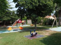 Camping Pas Cher vous présente avec son site Officiel campingpascher.fr, le Village vacances VVF Villages - Le Parc Des Salines - Sigean classé 3 étoiles, situé sur la commune de Sigean dans le département Aude (Languedoc Roussillon) en France. Le village vacances VVF Villages - Le Parc Des Salines - Sigean, vous présente un hébergement de type maison de campagne. Le village vacances VVF Villages - Le Parc Des Salines - Sigean vous propose du sam. 16 mai au sam. 23 mai 2026, en promotion à -15% pour 7 nuits à 392,70 € au lieu de 462,0 € soit une Économie de 69,30 €. Cette location propose 132 dates différentes pour réserver votre séjour. Découvrez également les 1 autres gammes d'hébergements du village vacances. Les Avis clients pour le Village vacances VVF Villages - Le Parc Des Salines - Sigean sont excellents avec une note moyenne de 8 sur 10. Piscine chauffée, Piscine extérieure, Animations familiales, Club ados, Club enfants, Baby-foot, Canoë-kayak, Court de tennis, Cyclisme, Ping-pong, Planche à voile, Pétanque, Randonnée, Structure gonflable enfants, Terrain de volley-ball, Voile, kiteSurf, Bar, Snack/Bar, Station-service,... En savoir plus : cliquez-ICI.