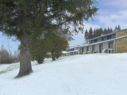 Camping Pas Cher vous présente avec son site Officiel campingpascher.fr, le Village vacances VVF Villages - Les Sucs Du Velay - Saint-Julien-Chapteuil classé 3 étoiles, situé sur la commune de Saint Julien Chapteuil dans le département Haute-loire (Auvergne) en France. Le village vacances VVF Villages - Les Sucs Du Velay - Saint-Julien-Chapteuil, vous présente un hébergement de type maison de campagne de 36 m². Le village vacances VVF Villages - Les Sucs Du Velay - Saint-Julien-Chapteuil vous propose du sam. 02 mai au sam. 09 mai 2026, en promotion à -15% pour 7 nuits à 362,95 € au lieu de 427,0 € soit une Économie de 64,05 €. Cette location propose 137 dates différentes pour réserver votre séjour. Découvrez également les 4 autres gammes d'hébergements du village vacances. Les Avis clients pour le Village vacances VVF Villages - Les Sucs Du Velay - Saint-Julien-Chapteuil sont excellents avec une note moyenne de 9 sur 10. Lac, Piscine chauffée, Piscine extérieure, Club ados, Club enfants, Aire de jeux enfants, Baby-foot, Centre équestre, Cyclisme, Golf, Ping-pong, Pétanque, Randonnée, Structure gonflable enfants, Terrain de badminton, Terrain de basketball, Terrain de volley-ball, Terrain multisports, Boulangerie, Bureau de tabac, Station-service, Supermarché, Épicerie,... En savoir plus : cliquez-ICI.