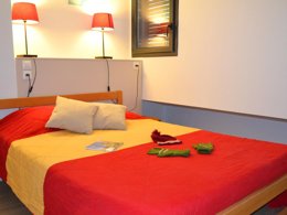 Camping Pas Cher vous présente avec son site Officiel campingpascher.fr, le Village vacances VVF Villages - Les Sucs Du Velay - Saint-Julien-Chapteuil classé 3 étoiles, situé sur la commune de Saint Julien Chapteuil dans le département Haute-loire (Auvergne) en France. Le village vacances VVF Villages - Les Sucs Du Velay - Saint-Julien-Chapteuil, vous présente un hébergement de type maison de campagne de 36 m². Le village vacances VVF Villages - Les Sucs Du Velay - Saint-Julien-Chapteuil vous propose du sam. 02 mai au sam. 09 mai 2026, en promotion à -15% pour 7 nuits à 362,95 € au lieu de 427,0 € soit une Économie de 64,05 €. Cette location propose 137 dates différentes pour réserver votre séjour. Découvrez également les 4 autres gammes d'hébergements du village vacances. Les Avis clients pour le Village vacances VVF Villages - Les Sucs Du Velay - Saint-Julien-Chapteuil sont excellents avec une note moyenne de 9 sur 10. Lac, Piscine chauffée, Piscine extérieure, Club ados, Club enfants, Aire de jeux enfants, Baby-foot, Centre équestre, Cyclisme, Golf, Ping-pong, Pétanque, Randonnée, Structure gonflable enfants, Terrain de badminton, Terrain de basketball, Terrain de volley-ball, Terrain multisports, Boulangerie, Bureau de tabac, Station-service, Supermarché, Épicerie,... En savoir plus : cliquez-ICI.