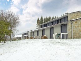 Camping Pas Cher vous présente avec son site Officiel campingpascher.fr, le Village vacances VVF Villages - Les Sucs Du Velay - Saint-Julien-Chapteuil classé 3 étoiles, situé sur la commune de Saint Julien Chapteuil dans le département Haute-loire (Auvergne) en France. Le village vacances VVF Villages - Les Sucs Du Velay - Saint-Julien-Chapteuil, vous présente un hébergement de type maison de campagne de 46 m² pour 2 personnes. Le village vacances VVF Villages - Les Sucs Du Velay - Saint-Julien-Chapteuil vous propose du sam. 02 mai au sam. 09 mai 2026, en promotion à -15% pour 7 nuits à 487,90 € au lieu de 574,0 € soit une Économie de 86,10 €. Cette location propose 140 dates différentes pour réserver votre séjour. Découvrez également les 4 autres gammes d'hébergements du village vacances. Les Avis clients pour le Village vacances VVF Villages - Les Sucs Du Velay - Saint-Julien-Chapteuil sont excellents avec une note moyenne de 9 sur 10. Lac, Piscine chauffée, Piscine extérieure, Club ados, Club enfants, Aire de jeux enfants, Baby-foot, Centre équestre, Cyclisme, Golf, Ping-pong, Pétanque, Randonnée, Structure gonflable enfants, Terrain de badminton, Terrain de basketball, Terrain de volley-ball, Terrain multisports, Boulangerie, Bureau de tabac, Station-service, Supermarché, Épicerie,... En savoir plus : cliquez-ICI.