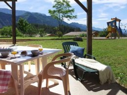 Camping Pas Cher vous présente avec son site Officiel campingpascher.fr, le Village vacances VVF Villages - Sud Vercors - Die classé 3 étoiles, situé sur la commune de Die dans le département Drome (Rhône Alpes) en France. Le village vacances VVF Villages - Sud Vercors - Die, vous présente un hébergement de type maison de campagne de 38 m² pour 4 personnes et télévision. Le village vacances VVF Villages - Sud Vercors - Die vous propose du vendredi 04 septembre au vendredi 11 septembre 2026, en promotion à -14% pour 7 nuits à 440,30 € au lieu de 518,0 € soit une Économie de 77,70 €. Cette location propose 116 dates différentes pour réserver votre séjour. Découvrez également les 4 autres gammes d'hébergements du village vacances. Les Avis clients pour le Village vacances VVF Villages - Sud Vercors - Die sont excellents avec une note moyenne de 8 sur 10. Piscine chauffée, Piscine extérieure, Animations familiales, Club ados, Club enfants, Aire de jeux enfants, Baby-foot, Canoë-kayak, Canyoning, Centre équestre, Cyclisme, Ping-pong, Pétanque, Structure gonflable enfants, Terrain de basketball, Terrain de football, Terrain de volley-ball, Terrain multisports, Station-service, Supermarché,... En savoir plus : cliquez-ICI.