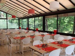 Camping Pas Cher vous présente avec son site Officiel campingpascher.fr, le Village vacances VVF Villages - Les Pierres Rouges - Collonges-la-Rouge classé 3 étoiles, situé sur la commune de Collonges La Rouge dans le département Corrèze (Limousin) en France. Le village vacances VVF Villages - Les Pierres Rouges - Collonges-la-Rouge, vous présente un hébergement de type maison de campagne de 34 m² pour 5 personnes. Le village vacances VVF Villages - Les Pierres Rouges - Collonges-la-Rouge vous propose du sam. 26 septembre au sam. 03 octobre 2026, en promotion à -15% pour 7 nuits à 452,20 € au lieu de 532,0 € soit une Économie de 79,80 €. Cette location propose 161 dates différentes pour réserver votre séjour. Découvrez également les 3 autres gammes d'hébergements du village vacances. Les Avis clients pour le Village vacances VVF Villages - Les Pierres Rouges - Collonges-la-Rouge sont de 7 sur 10. Piscine chauffée, Piscine couverte, Animations familiales, Club ados, Club enfants, Aire de jeux enfants, Baby-foot, Canoë-kayak, Centre équestre, Court de tennis, Paddle, Ping-pong, Piscine, Pétanque, Randonnée, Terrain multisports, Bar, Plats à emporter, Restaurant,... En savoir plus : cliquez-ICI.