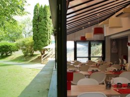 Camping Pas Cher vous présente avec son site Officiel campingpascher.fr, le Village vacances VVF Villages - Les Pierres Rouges - Collonges-la-Rouge classé 3 étoiles, situé sur la commune de Collonges La Rouge dans le département Corrèze (Limousin) en France. Le village vacances VVF Villages - Les Pierres Rouges - Collonges-la-Rouge, vous présente un hébergement de type maison de campagne de 44 m² pour 6 personnes. Le village vacances VVF Villages - Les Pierres Rouges - Collonges-la-Rouge vous propose du dimanche 27 septembre au dimanche 04 octobre 2026, en promotion à -15% pour 7 nuits à 547,40 € au lieu de 644,0 € soit une Économie de 96,60 €. Cette location propose 66 dates différentes pour réserver votre séjour. Découvrez également les 3 autres gammes d'hébergements du village vacances. Les Avis clients pour le Village vacances VVF Villages - Les Pierres Rouges - Collonges-la-Rouge sont de 7 sur 10. Piscine chauffée, Piscine couverte, Animations familiales, Club ados, Club enfants, Aire de jeux enfants, Baby-foot, Canoë-kayak, Centre équestre, Court de tennis, Paddle, Ping-pong, Piscine, Pétanque, Randonnée, Terrain multisports, Bar, Plats à emporter, Restaurant,... En savoir plus : cliquez-ICI.