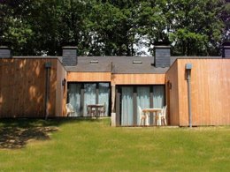 Camping Pas Cher vous présente avec son site Officiel campingpascher.fr, le Village vacances VVF Villages - Les Pierres Rouges - Collonges-la-Rouge classé 3 étoiles, situé sur la commune de Collonges La Rouge dans le département Corrèze (Limousin) en France. Le village vacances VVF Villages - Les Pierres Rouges - Collonges-la-Rouge, vous présente un hébergement de type maison de campagne de 34 m² pour 5 personnes. Le village vacances VVF Villages - Les Pierres Rouges - Collonges-la-Rouge vous propose du sam. 26 septembre au sam. 03 octobre 2026, en promotion à -15% pour 7 nuits à 452,20 € au lieu de 532,0 € soit une Économie de 79,80 €. Cette location propose 161 dates différentes pour réserver votre séjour. Découvrez également les 3 autres gammes d'hébergements du village vacances. Les Avis clients pour le Village vacances VVF Villages - Les Pierres Rouges - Collonges-la-Rouge sont de 7 sur 10. Piscine chauffée, Piscine couverte, Animations familiales, Club ados, Club enfants, Aire de jeux enfants, Baby-foot, Canoë-kayak, Centre équestre, Court de tennis, Paddle, Ping-pong, Piscine, Pétanque, Randonnée, Terrain multisports, Bar, Plats à emporter, Restaurant,... En savoir plus : cliquez-ICI.