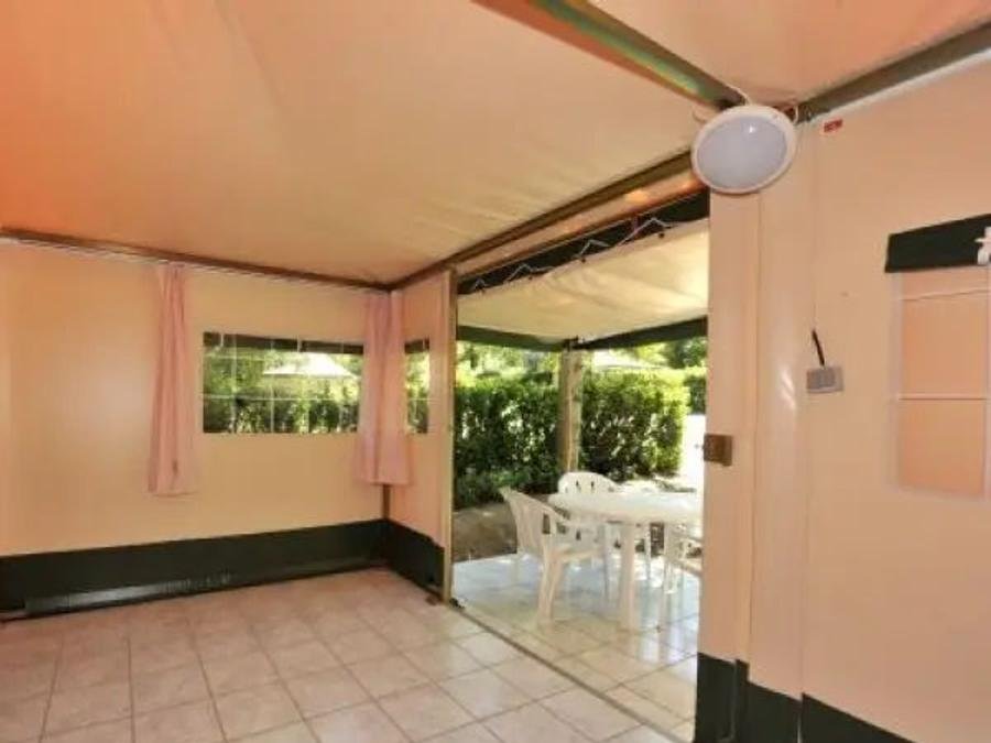 Camping Pas Cher vous présente avec son site Officiel campingpascher.fr, le Village vacances VVF Villages - Le Sud Aveyron - Brusque classé 3 étoiles, situé sur la commune de Brusque dans le département Aveyron (Midi Pyrénées) en France. Le village vacances VVF Villages - Le Sud Aveyron - Brusque, vous présente un hébergement de type tente de 20 m² pour 4 personnes. Le village vacances VVF Villages - Le Sud Aveyron - Brusque vous propose du sam. 13 juin au sam. 20 juin 2026 pour 7 nuits à 385€. Cette location propose 88 dates différentes pour réserver votre séjour. Découvrez également les 11 autres gammes d'hébergements du village vacances. Lac, Animations familiales, Club ados, Club enfants, Aire de jeux enfants, Court de tennis, Ping-pong, Pétanque, Randonnée, Terrain multisports, Bar, Plats à emporter, Restaurant,... En savoir plus : cliquez-ICI.