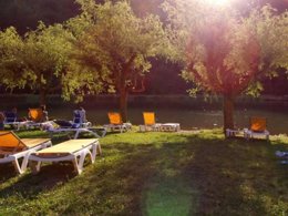 Camping Pas Cher vous présente avec son site Officiel campingpascher.fr, le Village vacances VVF Villages - Le Sud Aveyron - Brusque classé 3 étoiles, situé sur la commune de Brusque dans le département Aveyron (Midi Pyrénées) en France. Le village vacances VVF Villages - Le Sud Aveyron - Brusque, vous présente un hébergement de type appartement de 22 m². Le village vacances VVF Villages - Le Sud Aveyron - Brusque vous propose du vendredi 22 mai au vendredi 29 mai 2026, en promotion à -15% pour 7 nuits à 279,65 € au lieu de 329,0 € soit une Économie de 49,35 €. Cette location propose 17 dates différentes pour réserver votre séjour. Découvrez également les 11 autres gammes d'hébergements du village vacances. Lac, Animations familiales, Club ados, Club enfants, Aire de jeux enfants, Court de tennis, Ping-pong, Pétanque, Randonnée, Terrain multisports, Bar, Plats à emporter, Restaurant,... En savoir plus : cliquez-ICI.