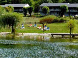 Camping Pas Cher vous présente avec son site Officiel campingpascher.fr, le Village vacances VVF Villages - Le Sud Aveyron - Brusque classé 3 étoiles, situé sur la commune de Brusque dans le département Aveyron (Midi Pyrénées) en France. Le village vacances VVF Villages - Le Sud Aveyron - Brusque, vous présente un hébergement de type chalet de 23 m² pour 5 personnes. Le village vacances VVF Villages - Le Sud Aveyron - Brusque vous propose du vendredi 29 mai au vendredi 05 juin 2026, en promotion à -15% pour 7 nuits à 386,75 € au lieu de 455,0 € soit une Économie de 68,25 €. Cette location propose 77 dates différentes pour réserver votre séjour. Découvrez également les 11 autres gammes d'hébergements du village vacances. Lac, Animations familiales, Club ados, Club enfants, Aire de jeux enfants, Court de tennis, Ping-pong, Pétanque, Randonnée, Terrain multisports, Bar, Plats à emporter, Restaurant,... En savoir plus : cliquez-ICI.