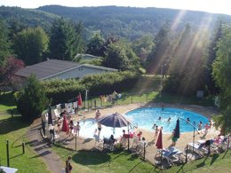 Camping Pas Cher vous présente avec son site Officiel campingpascher.fr, le Village vacances VVF Villages - Les Portes Des Monts D'Ardèche - Tence classé 3 étoiles, situé sur la commune de Tence dans le département Haute-loire (Auvergne) en France. Le village vacances VVF Villages - Les Portes Des Monts D'Ardèche - Tence, vous présente un hébergement de type chalet pour 2 personnes. Le village vacances VVF Villages - Les Portes Des Monts D'Ardèche - Tence vous propose du sam. 16 mai au sam. 23 mai 2026, en promotion à -15% pour 7 nuits à 339,15 € au lieu de 399,0 € soit une Économie de 59,85 €. Cette location propose 82 dates différentes pour réserver votre séjour. Découvrez également les 3 autres gammes d'hébergements du village vacances. Les Avis clients pour le Village vacances VVF Villages - Les Portes Des Monts D'Ardèche - Tence sont de 6 sur 10. LacRivière, Piscine chauffée, Piscine extérieure, Animations familiales, Club ados, Club enfants, Aire de jeux enfants, Baby-foot, Canoë-kayak, Cyclisme, Ping-pong, Planche à voile, Pétanque, Randonnée, Structure gonflable enfants, Terrain de badminton, Terrain de football, Terrain de volley-ball, Terrain multisports, Voile, Bar, Plats à emporter, Snack/Bar,... En savoir plus : cliquez-ICI.