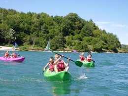 Camping Pas Cher vous présente avec son site Officiel campingpascher.fr, le Village vacances VVF Villages - Le Fjord Jurassien - Maisod classé 3 étoiles, situé sur la commune de Maisod dans le département Jura (Franche Comté) en France. Le village vacances VVF Villages - Le Fjord Jurassien - Maisod, vous présente un hébergement de type maison de campagne de 49 m² pour 4 personnes et télévision. Le village vacances VVF Villages - Le Fjord Jurassien - Maisod vous propose du sam. 12 septembre au sam. 19 septembre 2026 pour 7 nuits à 357€. Cette location propose 25 dates différentes pour réserver votre séjour. Découvrez également les 4 autres gammes d'hébergements du village vacances. Les Avis clients pour le Village vacances VVF Villages - Le Fjord Jurassien - Maisod sont de 7 sur 10. Lac, Piscine chauffée, Piscine extérieure, Club ados, Club enfants, Aire de jeux enfants, Baby-foot, Canoë-kayak, Cyclisme, Paddle, Ping-pong, Plongée, Pédalo, Randonnée, Terrain de volley-ball, Boulangerie, Dépôt de pain, Station-service, Supermarché,... En savoir plus : cliquez-ICI.