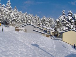 Camping Pas Cher vous présente avec son site Officiel campingpascher.fr, le Village vacances VVF Villages - Le Fjord Jurassien - Maisod classé 3 étoiles, situé sur la commune de Maisod dans le département Jura (Franche Comté) en France. Le village vacances VVF Villages - Le Fjord Jurassien - Maisod, vous présente un hébergement de type maison de campagne de 49 m² pour 4 personnes et télévision. Le village vacances VVF Villages - Le Fjord Jurassien - Maisod vous propose du sam. 16 mai au sam. 23 mai 2026, en promotion à -15% pour 7 nuits à 303,45 € au lieu de 357,0 € soit une Économie de 53,55 €. Cette location propose 143 dates différentes pour réserver votre séjour. Découvrez également les 4 autres gammes d'hébergements du village vacances. Les Avis clients pour le Village vacances VVF Villages - Le Fjord Jurassien - Maisod sont de 7 sur 10. Lac, Piscine chauffée, Piscine extérieure, Club ados, Club enfants, Aire de jeux enfants, Baby-foot, Canoë-kayak, Cyclisme, Paddle, Ping-pong, Plongée, Pédalo, Randonnée, Terrain de volley-ball, Boulangerie, Dépôt de pain, Station-service, Supermarché,... En savoir plus : cliquez-ICI.