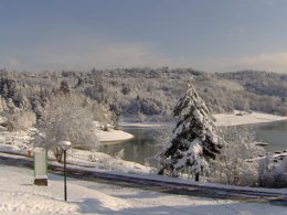 Camping Pas Cher vous présente avec son site Officiel campingpascher.fr, le Village vacances VVF Villages - Le Fjord Jurassien - Maisod classé 3 étoiles, situé sur la commune de Maisod dans le département Jura (Franche Comté) en France. Le village vacances VVF Villages - Le Fjord Jurassien - Maisod, vous présente un hébergement de type maison de campagne de 49 m² pour 5 personnes et télévision. Le village vacances VVF Villages - Le Fjord Jurassien - Maisod vous propose du sam. 16 mai au sam. 23 mai 2026, en promotion à -14% pour 7 nuits à 321,30 € au lieu de 378,0 € soit une Économie de 56,70 €. Cette location propose 143 dates différentes pour réserver votre séjour. Découvrez également les 4 autres gammes d'hébergements du village vacances. Les Avis clients pour le Village vacances VVF Villages - Le Fjord Jurassien - Maisod sont de 7 sur 10. Lac, Piscine chauffée, Piscine extérieure, Club ados, Club enfants, Aire de jeux enfants, Baby-foot, Canoë-kayak, Cyclisme, Paddle, Ping-pong, Plongée, Pédalo, Randonnée, Terrain de volley-ball, Boulangerie, Dépôt de pain, Station-service, Supermarché,... En savoir plus : cliquez-ICI.