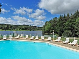 Camping Pas Cher vous présente avec son site Officiel campingpascher.fr, le Village vacances VVF Villages - Haute Corrèze - Eygurande classé 3 étoiles, situé sur la commune de Eygurande dans le département Corrèze (Limousin) en France. Le village vacances VVF Villages - Haute Corrèze - Eygurande, vous présente un hébergement de type maison de campagne de 51 m² pour 6 personnes. Le village vacances VVF Villages - Haute Corrèze - Eygurande vous propose du dimanche 07 juin au dimanche 14 juin 2026 avec un DÉPART DEMAIN pour 7 nuits à 469€. Cette location propose 36 dates différentes pour réserver votre séjour. Découvrez également les 5 autres gammes d'hébergements du village vacances. Les Avis clients pour le Village vacances VVF Villages - Haute Corrèze - Eygurande sont de 7 sur 10. Lac, Piscine couverte, Piscine extérieure, Animations familiales, Club ados, Club enfants, Aire de jeux enfants, Canoë-kayak, Centre équestre, Cyclisme, Paddle, Ping-pong, Pétanque, Randonnée, Salle de fitness, Terrain de badminton, Terrain de volley-ball, Terrain multisports, Bar, Boulangerie, Bureau de tabac, Plats à emporter, Restaurant, Station-service, Supermarché, Épicerie,... En savoir plus : cliquez-ICI.